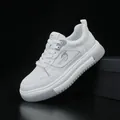 Baskets de mode en cuir blanc pour hommes avec semelle épaisse et accents gris stylés - Blanc