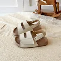 Stilvolle beige Kinder-Sandalen mit rutschfester brauner Sohle und Klettverschluss - Gebrochenes Weiß