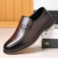 Klassieke bruine heren loafers van getextureerd leer met dikke comfortabele zool - Alle Seizoenen Bruin