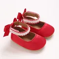 Detailansicht von eleganten roten Satin-Prinzessinnenschuhen für Babys mit Schleife - Rot