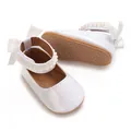 Vue détaillée des chaussures de bébé blanches à paillettes avec bride en perles - Blanc