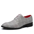 Herrenschuhe mit grauem Karomuster, Schnürung, rotem Innenfutter und schwarzer Sohle - Weiß