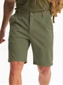 Nahaufnahme der olivgrünen Outdoor-Shorts für Herren mit Details an Bund und Taschen. - Armeegrün