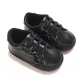 Détail de chaussures de marche noires pour bébés 0-18 mois avec texture crocodile - Noir