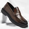 Klassische braune Herren-Leder-Loafer mit dicker schwarzer Profilsohle im British Style. - 38 / Loafer (8759) / Braun