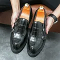 Zwarte glanzende herenloafers met krokodillenmotief, dubbele gespen en dikke zolen - Zwart