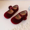 Elegante rode fluwelen Mary Jane-schoenen voor meisjes met schattige bontpompons details. - Rood