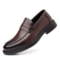 Mocassins en cuir marron foncé pour hommes avec une boucle métallique élégante - Marron