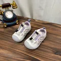 Detailansicht atmungsaktiver Kinder-Sneaker aus Mesh in Weiß und Lila mit verstellbaren Schnürsenkeln - Hellviolett