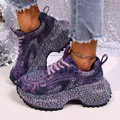 Detailansicht lila Denim-Plateau-Sneaker, verziert mit schimmernden glänzenden Strasssteinen - 36 / Lila