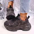 Detailansicht modischer Strass-Plateau-Sneaker aus Denim-Stoff für trendige Damen - 36 / Schwarz