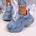 Detailansicht stylischer blauer Denim-Plateausneaker mit funkelnden Strass-Applikationen. - 36 / Blau