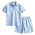 Ensemble polo en lin bleu clair pour hommes et short décontracté sur fond blanc immaculé - Bleu clair