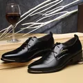 Elegantes zapatos de vestir negros para hombre con punta fina y detalles dorados - Negro