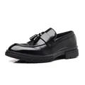 Vue détaillée de mocassins classiques en cuir noir à glands avec semelles épaisses modernes. - Noir