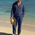 Marineblaues Herren-Leinen-Set mit Kapuze und Hose am sonnigen Strand. - Marineblau