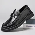 Mocasines clásicos de cuero suave negro para hombre con suela gruesa y estilo de negocios - Negro