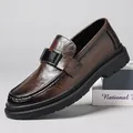 Mocasines de cuero marrón para hombre con suela gruesa y diseño casual de negocios. - Marrón