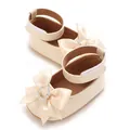 Vue détaillée de chaussures de princesse pour bébé crème avec nœud en soie et strass - Abricot