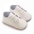 Dettaglio scarpine neonato in vernice bianca con lacci e suola morbida antiscivolo - Stile Bianco Lucido (C-932A)