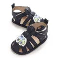 Detail van donkerblauwe baby sandalen voor jongens met een schattige vrachtwagen patch. - Donkerblauw