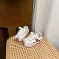 Zapatillas clásicas alemanas blancas y grises para niños con detalle de lado en rojo - 22 (Longitud Interior 14cm) / Rojo y Azul