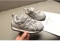 Detalle de zapatillas infantiles transpirables con logo H y malla técnica. - Gris