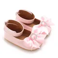 Detailansicht rosa Baby-Prinzessinenschuhe mit eleganter Satinschleife und Strass-Detail. - Rosa