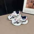 Vue détaillée de côté des baskets chunky pour enfants en mesh respirant et rose - Bleu