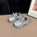 Vista dettagliata di sneakers per bambini in mesh argento con suole spesse e fiori - Argento