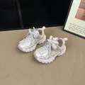 Vista laterale di sneakers rosa traspiranti per bambine con suole robuste - Viola