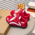 Rode ademende mesh sportschoenen voor meisjes met witte golvende borduurdetails - Rood