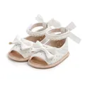 Détail de sandales blanches pour bébés filles avec nœud et bride de cheville perlée. - 11cm (0-6 Mois) / Blanc