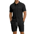 Vista dettagliata di un set casual in lino nero con camicia cargo e pantaloncini multitasche. - Nero