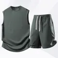 Dunkelgraues Mesh-Sportset für Herren mit ärmellosem Tanktop und Kordelzug-Shorts - S / Oberteil und Hose / Dunkelgrau