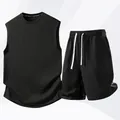 Herren Sport-Set in Schwarz aus Mesh-Gewebe mit ärmellosem Tanktop und Kordelzug-Shorts - S / Oberteil und Hose / Schwarz