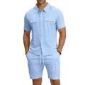 Dettaglio del set casual in lino celeste da uomo con camicia cargo e pantaloncini abbinati - Azzurro