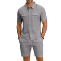 Vista dettagliata del set camicia cargo in lino grigio e pantaloncini multitasche da uomo - grigio medio