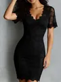 Détail de la dentelle florale délicate et du décolleté en V de cette robe moulante noire - S / Robes / Noir