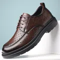Braune Leder Derby-Schuhe für Herren mit atmungsaktiver Perforation und dicker Sohle - 38 / Hohl Braun