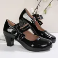 Eleganti scarpe Mary Jane in vernice nera con punta tonda, tacco largo e fiocco alla moda. - Nero