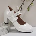 Eleganti décolleté Mary Jane bianche con tacco largo e un grazioso fiocco decorativo - Bianco