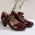 Eleganti scarpe Mary Jane in vernice bordeaux con tacco largo e fiocco laterale. - Borgogna