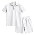 Dettaglio del completo estivo da uomo in lino bianco con polo a maniche corte e pantaloncini - Bianco
