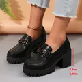 Gedetailleerd overzicht van zwarte damesloafers met blokhak, gouden ketting en plateau. - 35 / Zwart 03