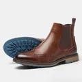 Detailansicht brauner Brogue Chelsea Boots mit einer auffälligen blauen rutschfesten Sohle. - Geschnitzte Chelsea-Stiefel (KD642)