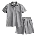 Dettaglio del set da uomo in lino grigio con polo e pantaloncini con coulisse - Grigio scuro