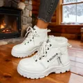 Stivali invernali platform bianchi con calda fodera in ecopelliccia e design stringato - Bianco