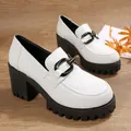 Stijlvolle witte damesloafers met krokodillenprint, dikke hoge hakken en een stevig plateau - 35 / Wit