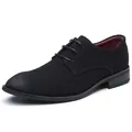 Vista lateral de zapatos de hombre tipo derby en ante negro con forro rojo y detalle - 38 / Negro